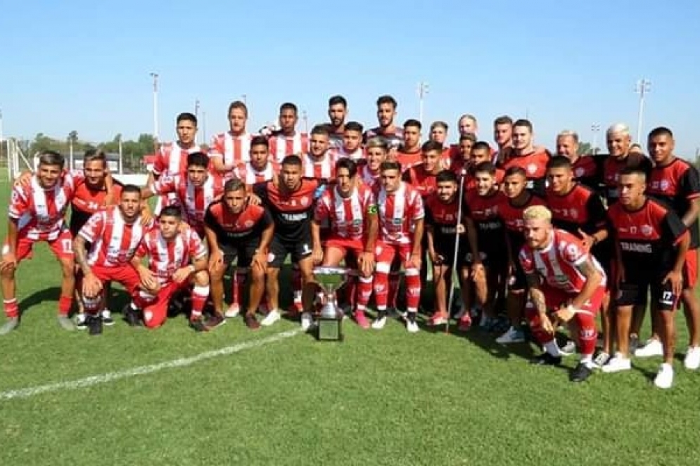 Antes del partido se levant&oacute; la copa del Apertura 2019.