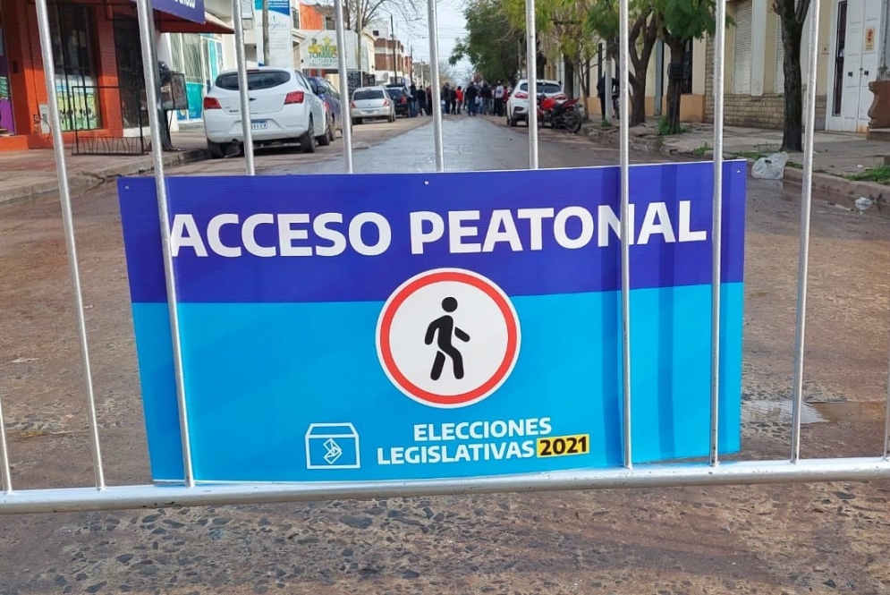 El transito cerrado en Basavilbaso y Rivadavia, a metros de la Escuela Primaria N&deg;32.