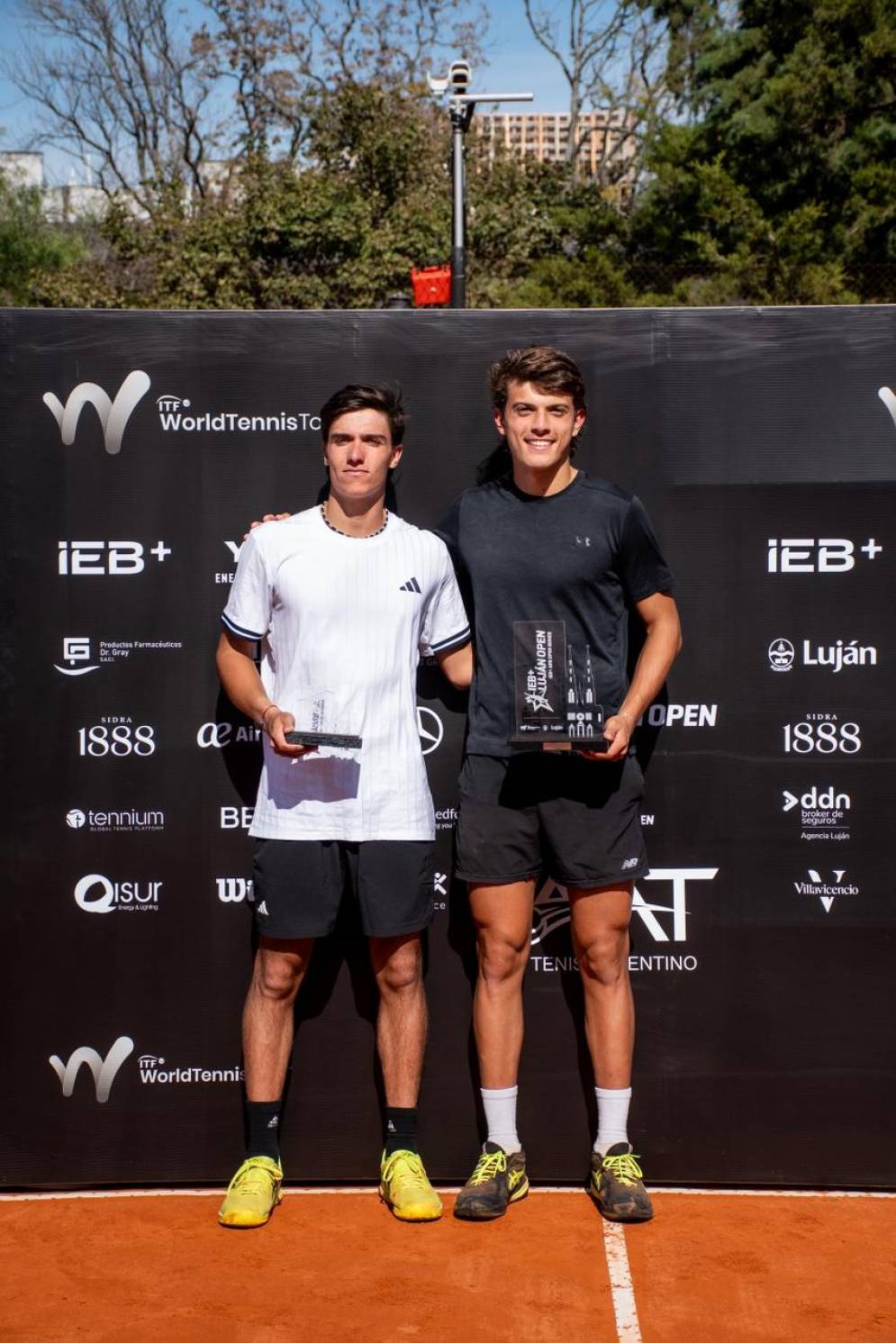 Ratti, de blanco, se midi&oacute; en la final ante Carlos Z&aacute;rate. (Foto: Argentina Open)