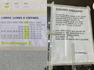 Los carteles pegados en la terminal de Ca&ntilde;uelas.