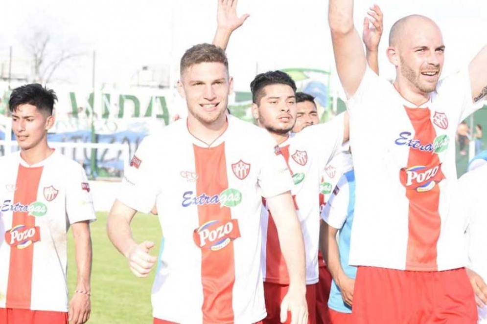 Lucero (centro) convirti&oacute; el gol del Rojo a los dos minutos del primer tiempo. 