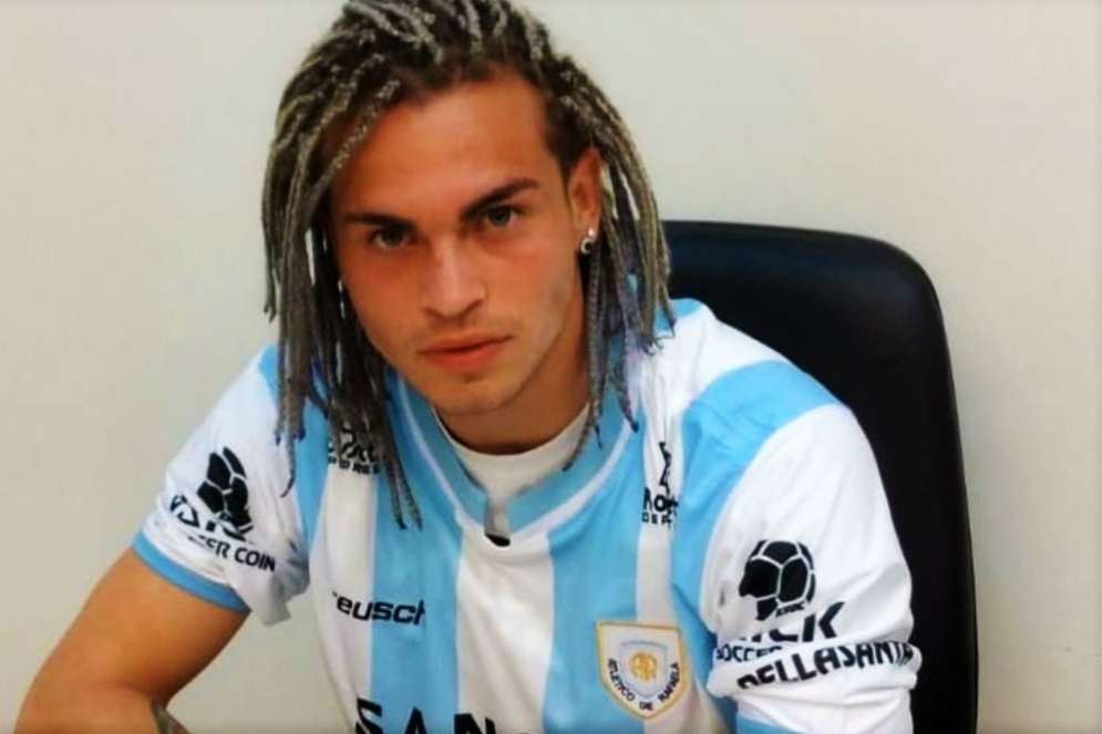 Thiago Nuss firmando el pr&eacute;stamo con Atl&eacute;tico Rafaela.