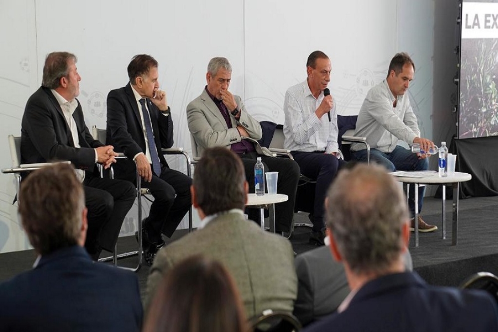 Arrieta disertando ante la atenci&oacute;n del panel.