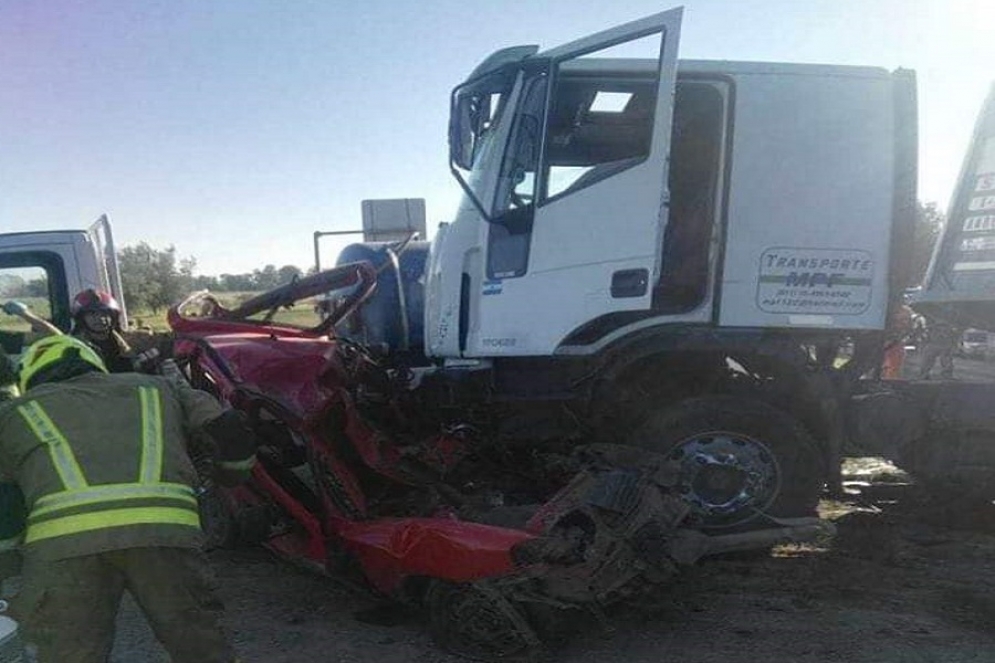 El Volkswagen qued&oacute; irreconocible debajo del cami&oacute;n. 