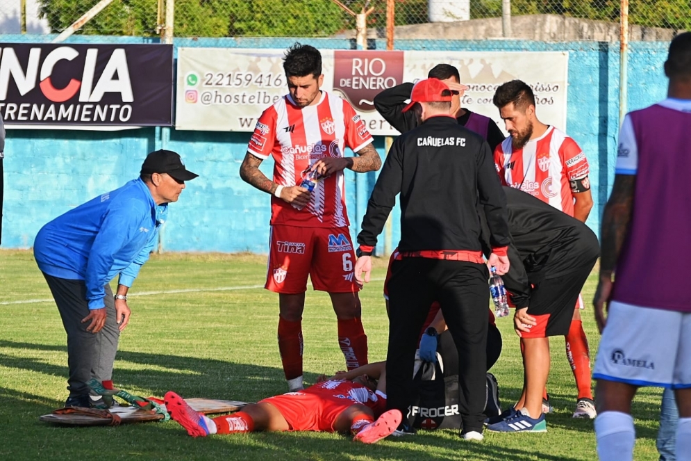 Lautaro Su&aacute;rez Costa tendido en el c&eacute;sped