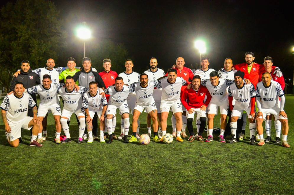 Maglione (3ero desde la izq.), pegado a Toti R&iacute;os, campe&oacute;n en la &uacute;ltima conquista del Diablo, hace m&aacute;s de 20 a&ntilde;os.