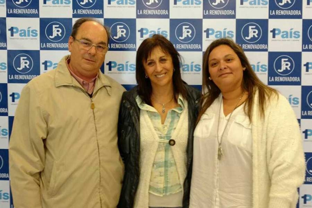 Tundis junto a Gustavo Casamayouret y Natalia Puentes, ambos candidatos a concejales en Ca&ntilde;uelas. 
