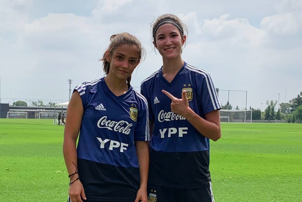 Martina y Fiorella con la "pilcha" de AFA, en Ezeiza.