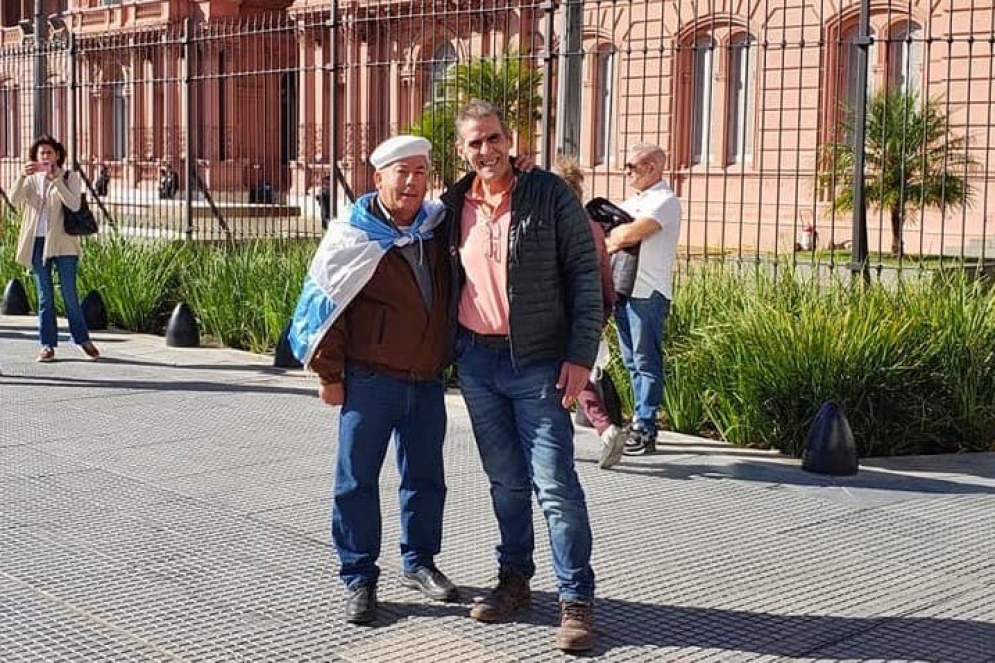 P&eacute;rez Armari (derecha) con "Casa Rosada" de fondo.